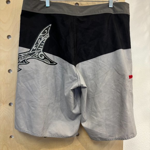 Crazy Shirts Hawaiian Boardshorts Tribal Fish Swim Bottoms Shorts Size 36 - Picture 2 of 5